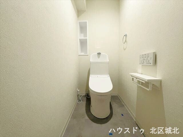 壁面には、トイレットペーパーの予備や小物などを飾れる便利なニッチ(埋め込み収納)を設置。空間をすっきりと保ちつつ、お好みのインテリアで個性的な空間を演出できる、機能的でおしゃれなトイレです。