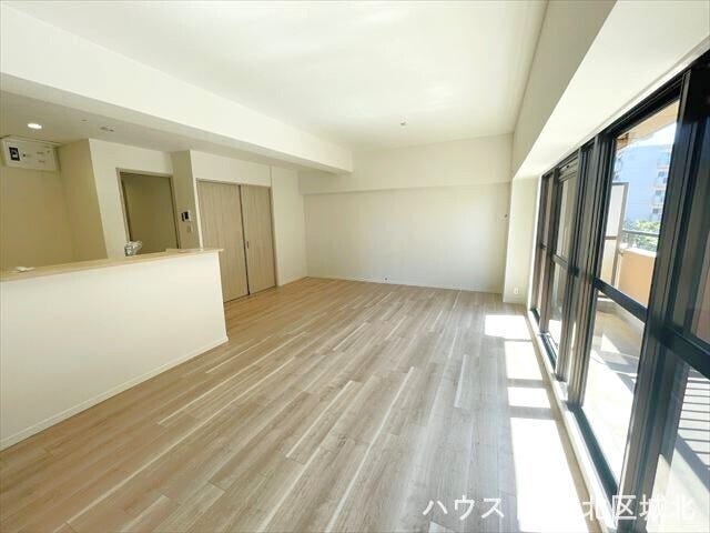 バルコニーに面した大きな開口部からは、明るい光と心地よい風が室内に舞い込みます。バルコニーとの繋がりが、リビングにさらなる開放感を与え、ゆったりとくつろげる広々とした空間を演出します