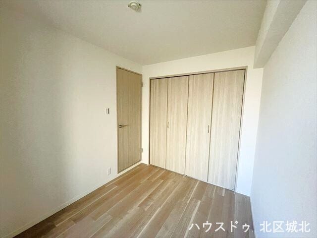 衣類や荷物をすっきりと収納できるクローゼットを完備した洋室です。お部屋を広く使えるので、お好みの家具を配置しやすく、快適なプライベート空間を演出できます。