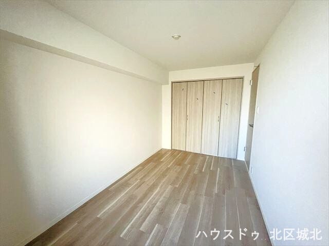 クローゼットのある洋室は、見た目もすっきり整う使いやすい空間。収納が充実しており、暮らしにゆとりを感じられます。