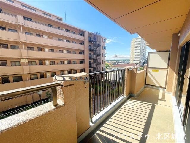 洗濯物を干すのはもちろん、ちょっとした休憩スペースとしても活用できるバルコニーです。外の風を感じながら、開放的な時間をお過ごしいただけます。