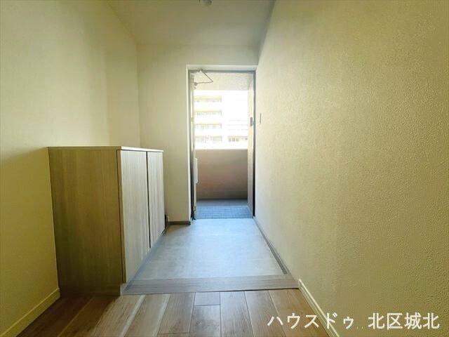 明るく清潔感のある玄関は、来客を心地よく迎えます。収納もあり、いつでもすっきりと整います。