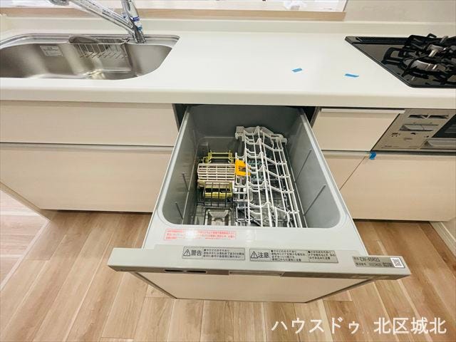 食洗器付きのキッチンで、家事の時短が叶います。手洗いの手間を減らし、家族との時間が増えます。