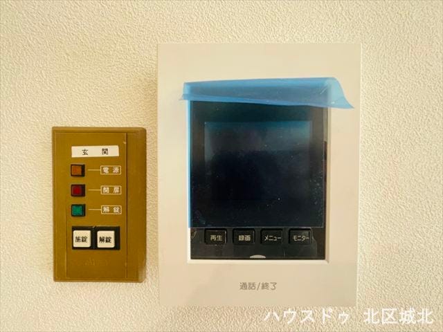 モニタ付きインターフォンで来客の顔を確認でき安心。防犯面にも優れた心強い設備です。