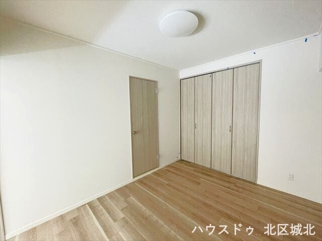 6帖洋室クローゼット付きの洋室は、衣類や小物をすっきり収納できる便利な空間です。家具を減らせるので、お部屋を広々と使えます。