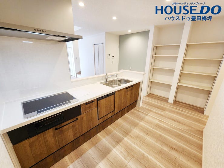 キッチン横収納充実