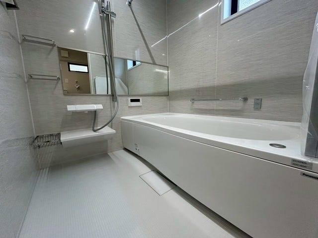 足を伸ばしてゆっくりと疲れを癒せる浴槽でリラックスタイムをお過ごしください♪