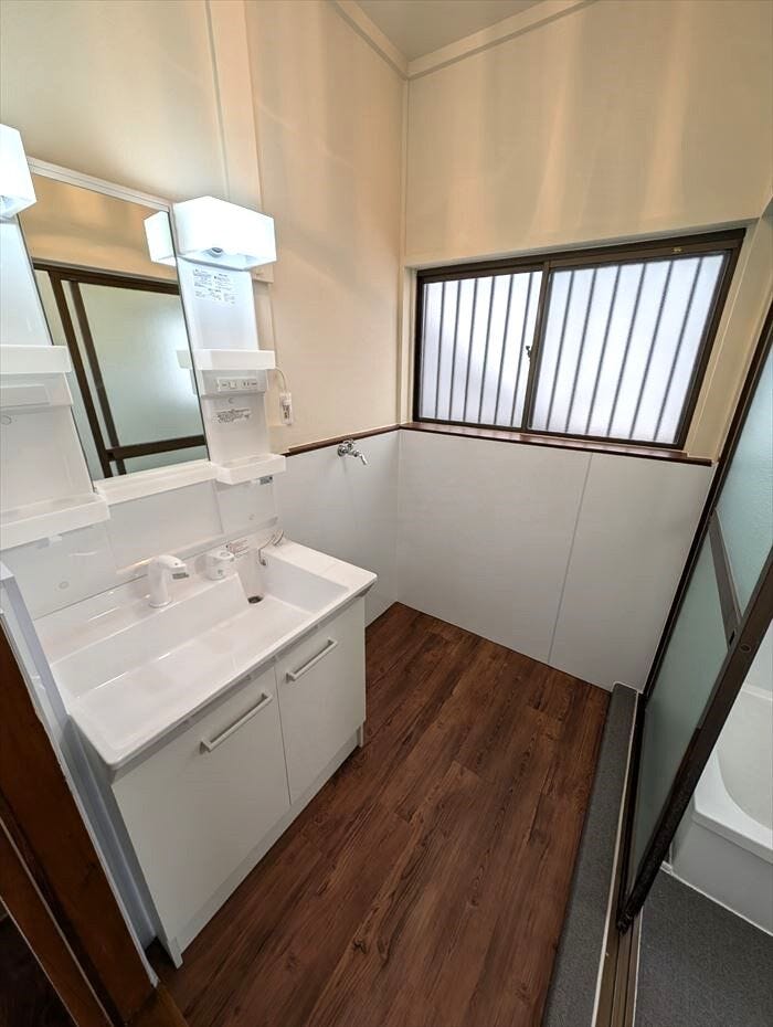 窓付きの明るい洗面所。小物収納もたっぷりの洗面化粧台です。