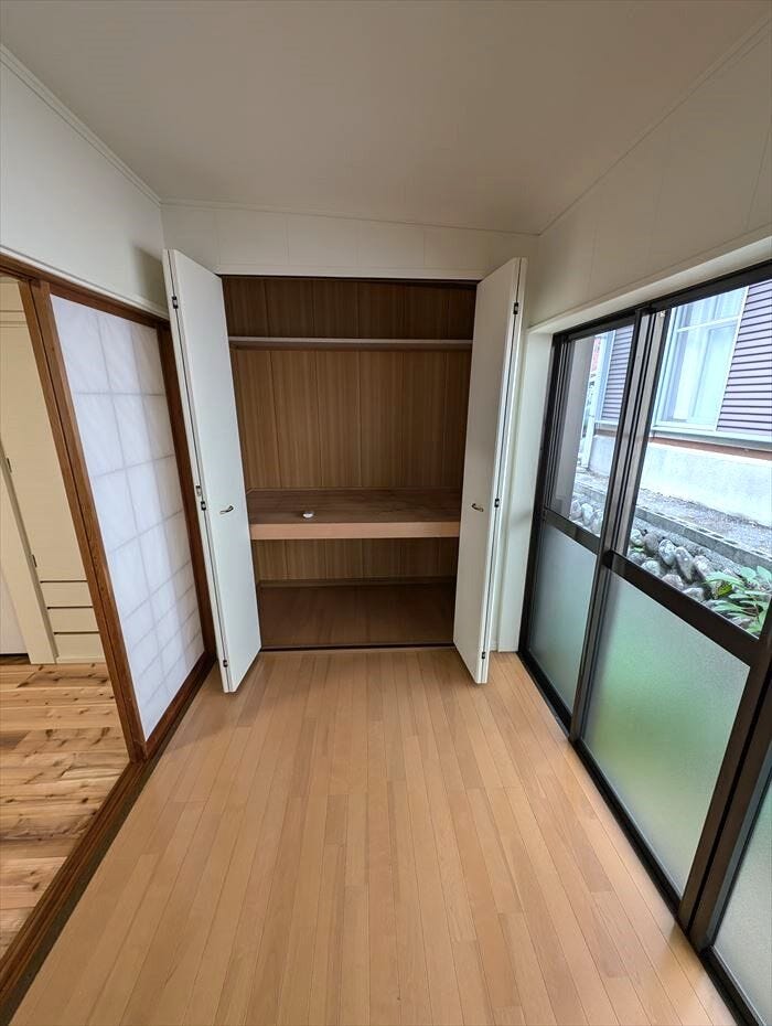 1階タンス部屋にも収納あり!季節物の家具家電、衣類など収納しておけます。