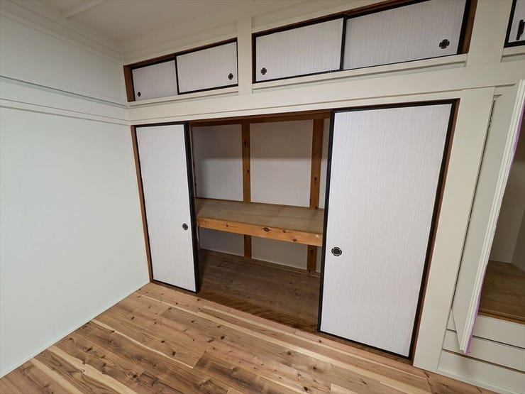 大容量の押し入れには、来客用のお布団や、1階で必要なお荷物を収納することができ、居室を広く使うことができます。