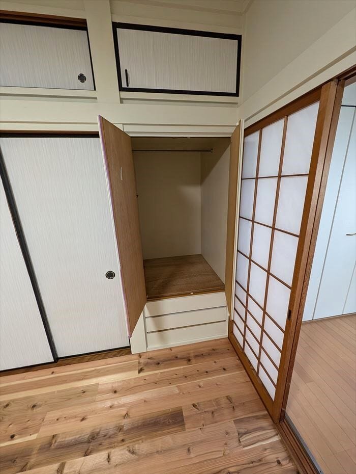 押入れ隣には物入があり、季節物等の収納に便利です♪