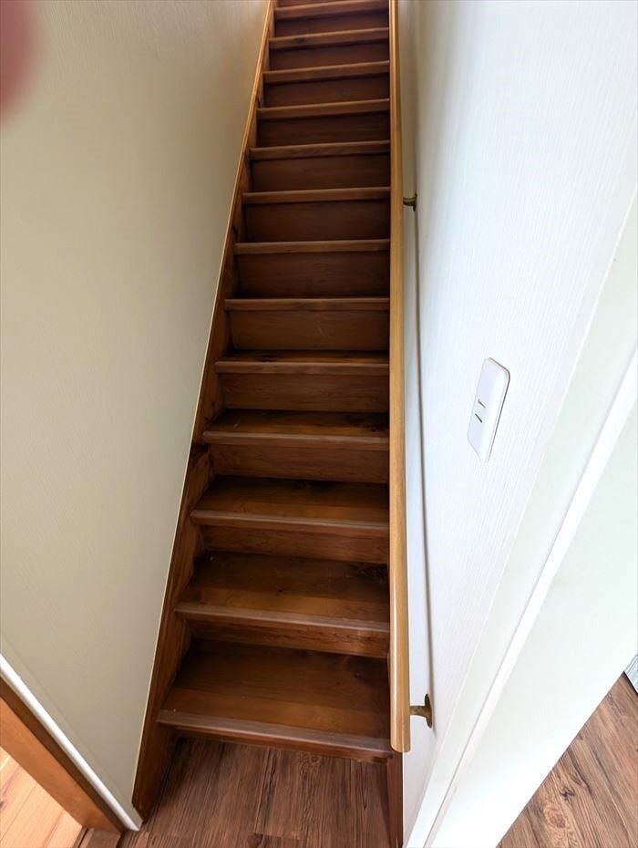 手すり付きの階段です