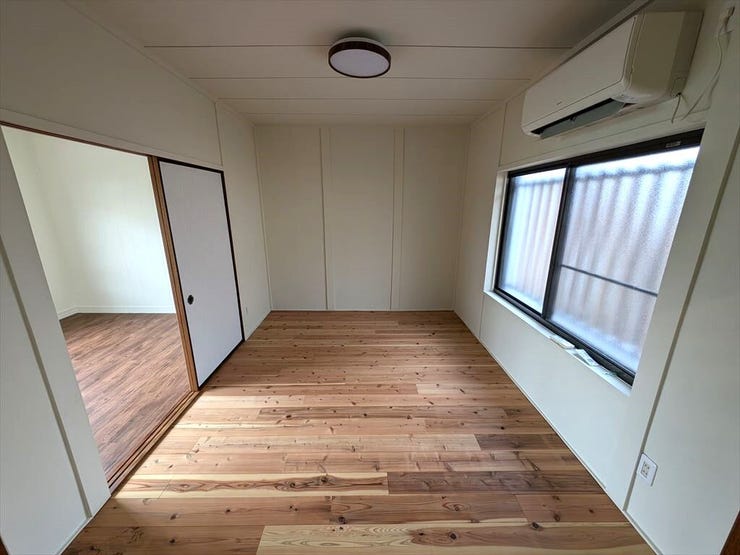 2階南側6帖の洋室です。収納スペースあり、ライフスタイルが変化するごとに荷物が増えても安心です
