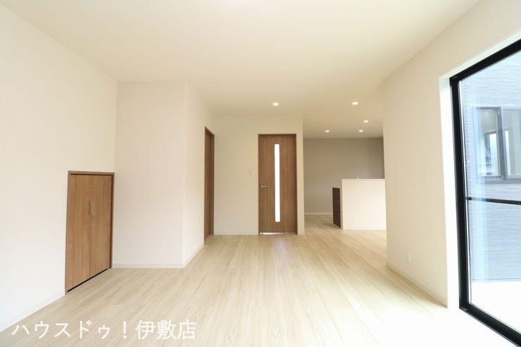 【リビング】
リビングにはリビング収納と階段下収納がついており、収納豊富です!