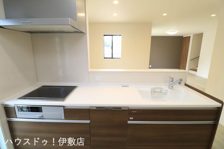 【キッチン】
カウンターキッチンで家族の笑顔を見守りながら調理できます