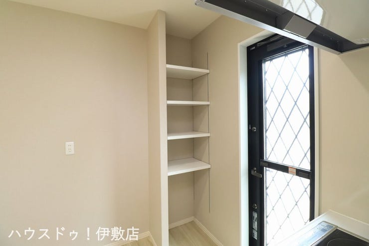 【キッチン】
キッチンには便利な可動棚付き!お好みの高さで収納可能です
