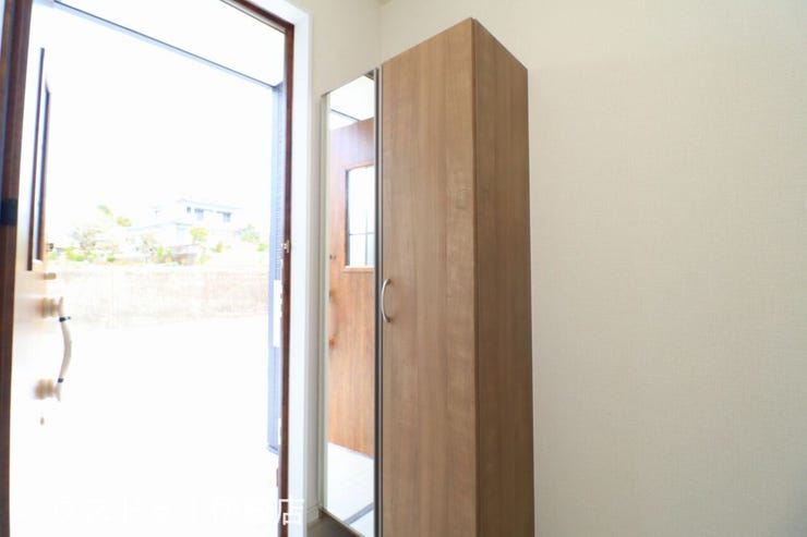 【玄関】
玄関にはシューズボックス付。高さのある鏡付きで、家を出る前に全身チェックできます