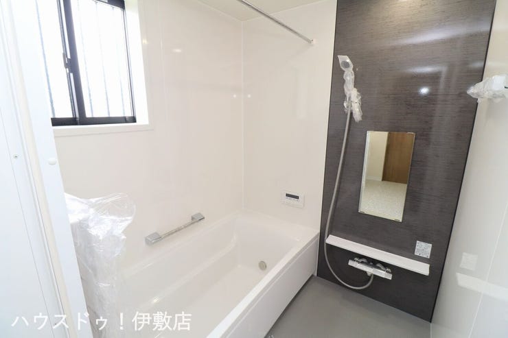 【浴室】
大型の浴槽に浸かって日頃の疲れを癒して頂く事が出来ますね