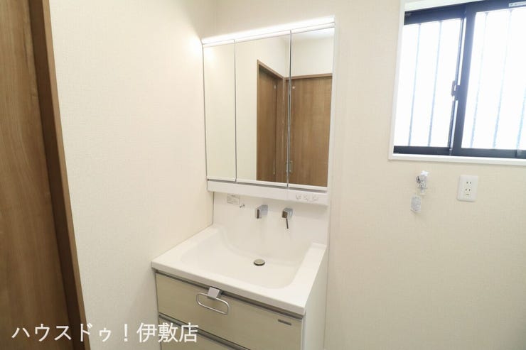 【洗面台】
人気の3面鏡を採用しました。
ミラー裏が収納になっているので、生活感を出さずに収納することが出来ます。