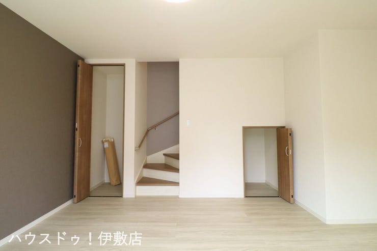 【リビング収納】
リビングには2ヶ所収納付!扉付きで生活感を出さずに収納可能です