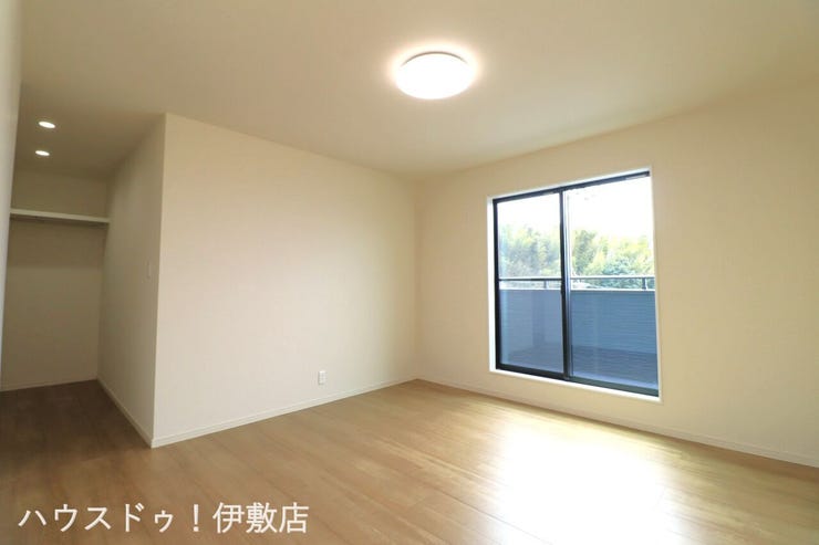 【洋室8帖】
南側に掃き出し窓があり、一日を通して明るい洋室です