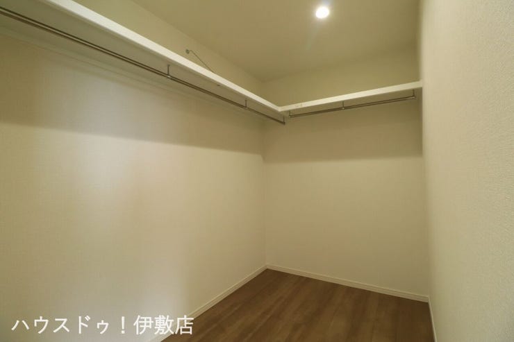 【ウォークインクローゼット】
約3帖の広々ウォークインクローゼット付!ハンガーパイプ付でかける収納が可能です
