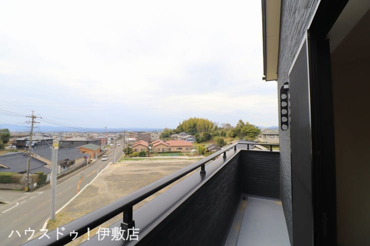 【バルコニー】
吉野区画整理が眺望可能なバルコニー。物干し金具付です。