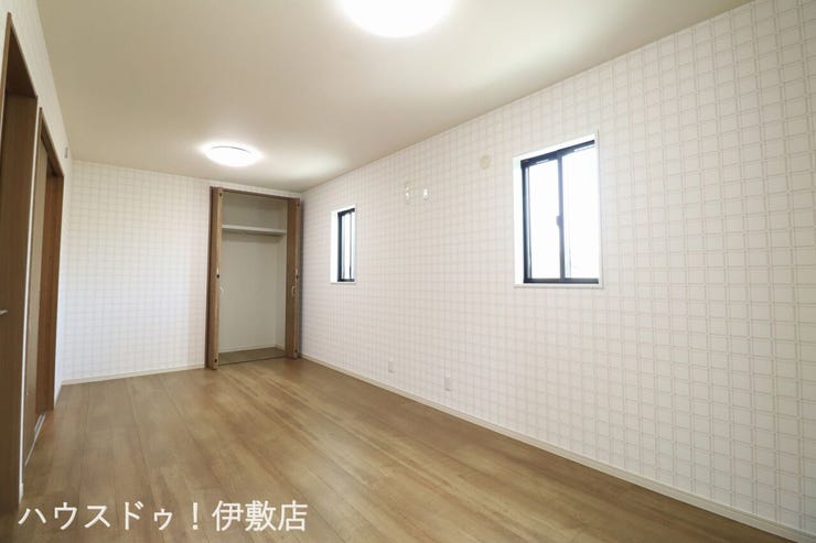 【洋室5.25帖×洋室4.5帖】
「他社で住宅ローンに落ちてしまった」「車のローンが残っている」など、住宅ローンでお困りの方はぜひ一度弊社までご相談ください。