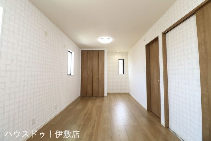 【洋室5.25帖×洋室4.5帖】
開放感のある洋室。クローゼット横にダウンライト付!机を置いて、明るく勉強などできます