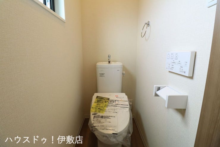 【2Fトイレ】
2カ所に省エネ仕様のトイレ!2階から階段を降りなくてもいいので、お部屋からの移動が短縮できます。