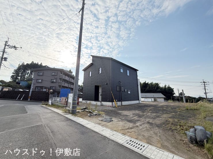 【外観写真】
足場が外れました!リビング20帖と広々とした空間です!
令和7年10月5日撮影