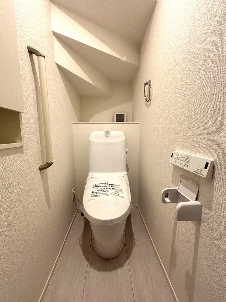 温水洗浄便座はトイレットペーパーの使用量を減らせるため、肌への負担が軽減され、特に敏感肌の方に適しています!