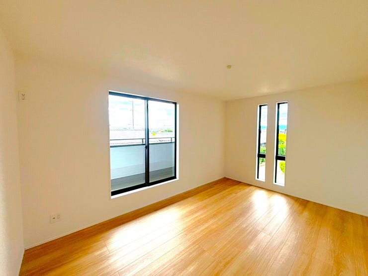 約8帖の洋室はダブルベッドやクイーンサイズベッドを置いても余裕があり、快適な寝室として利用可能です。