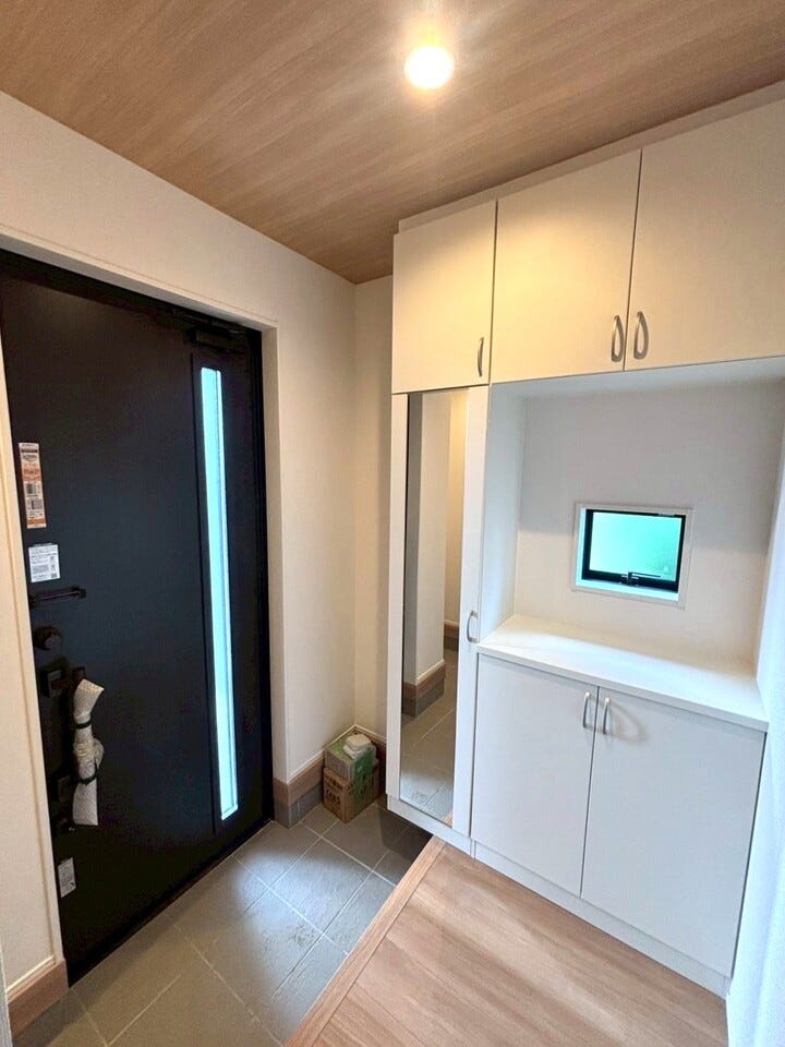 ガラス付きの玄関ドアはガラス部分から自然光が入るため、玄関が明るくなり、日中は照明を使わずに済むこともあります。