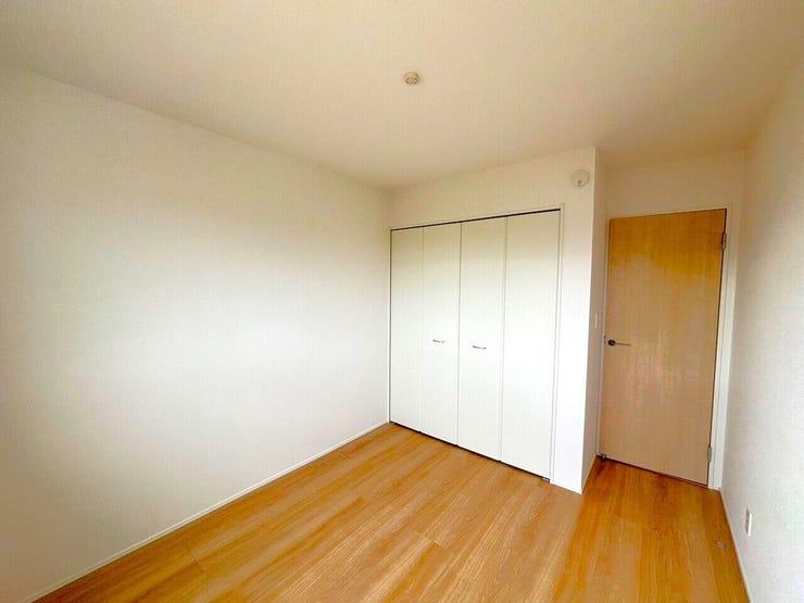 5.2帖の洋室はコンパクトなデスクとチェアを置いて、自宅での作業や勉強のための集中スペースにもなります