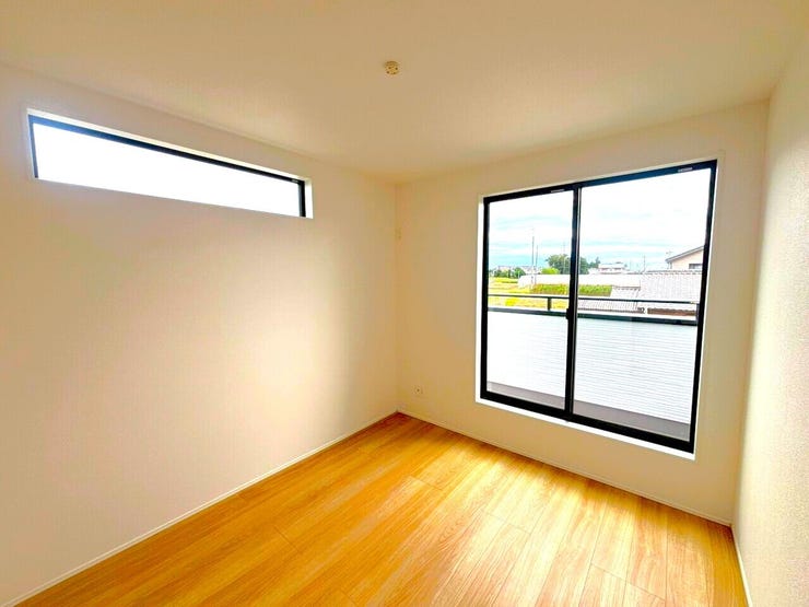 5.2帖の洋室は家庭内であふれがちな季節物やストック品をまとめて収納するスペースにもなります。