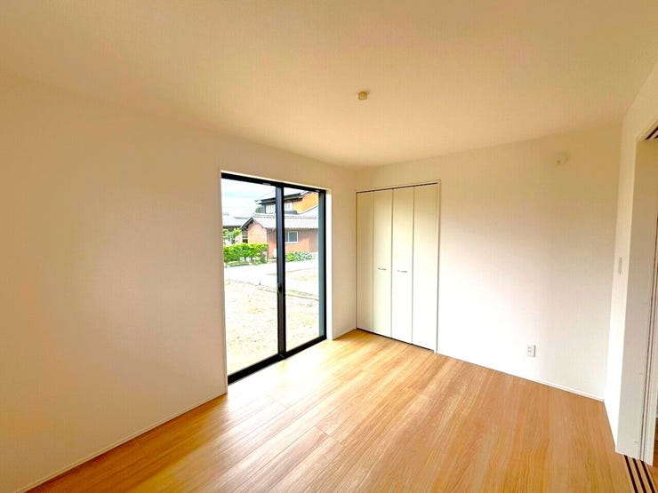 1階の洋室は来客時にプライベートな空間として利用でき、訪問者を気軽に受け入れられるようになります。