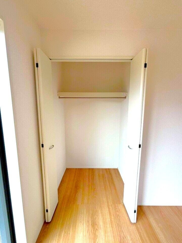 扉付きのクローゼットは中を隠せるため、生活感を抑えた洗練された印象を保ちやすいです。