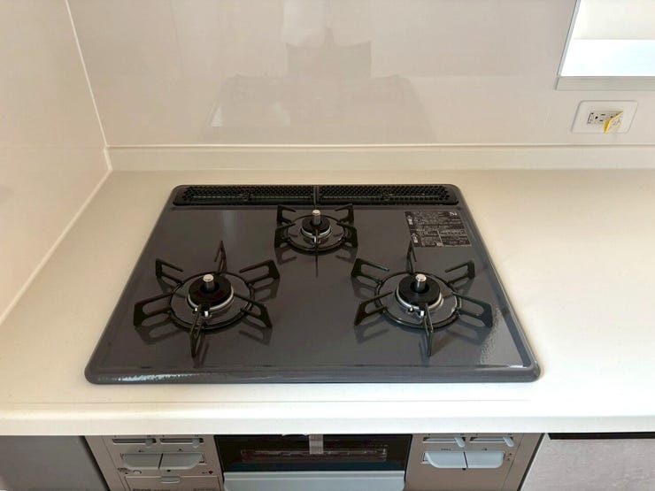 三口コンロは強火、中火、弱火を使い分けて、それぞれに適した調理ができます