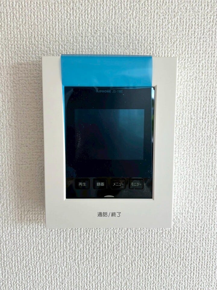 モニター付きインターホンはドアを開ける前にモニターで訪問者の顔を確認できるため、安全性が向上します。