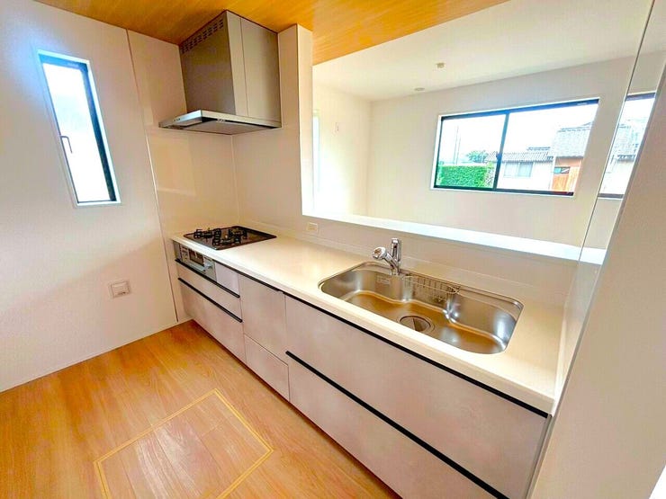 床下収納には長期間保存ができる醤油や味噌などをストックしたり、防災用の缶詰やレトルト食品などをまとめて保存したりしておくと安心です♪