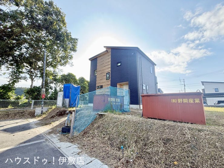 【外観写真】
「他社で住宅ローンに落ちてしまった」「車のローンが残っている」など、住宅ローンでお困りの方はぜひ一度弊社までご相談ください。
令和7年11月20日撮影