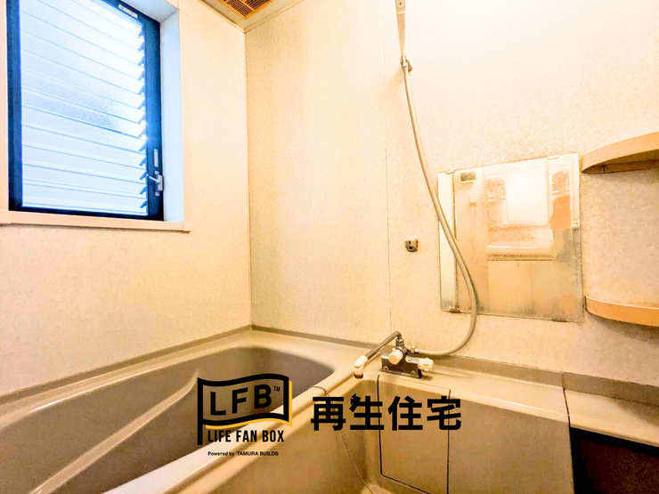 浴室の窓は目隠しスクリーンパネル付き!防犯面も換気にも助かります♪