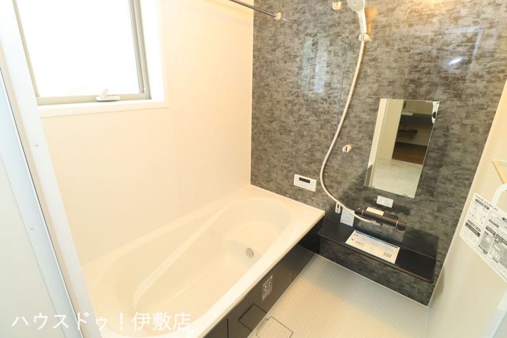 西伊敷６丁目 新築戸建 【浴室】
シックな雰囲気のくつろぎスペースの浴室。ゆったり足を伸ばして入浴でき、一日の疲れも癒されそうですね。
