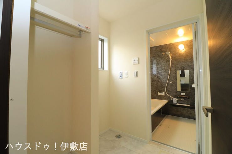 西伊敷６丁目 新築戸建 【脱衣所】
小窓付きで通気性が良く、カビ対策も安心です。ハンガーパイプもあり、ちょっとした部屋干しにも重宝します。