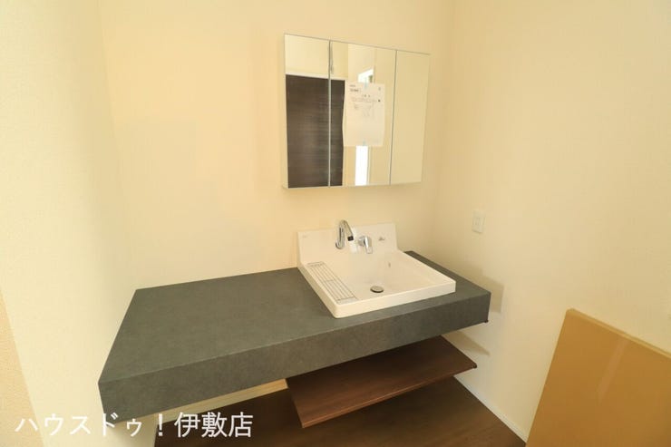 西伊敷６丁目 新築戸建 【洗面台】
幅のある洗面台で朝の支度もはかどりそうです
