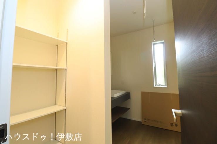 西伊敷６丁目 新築戸建 【洗面所】
洗面所には物干し金具付！洗う、干す、直すが楽々の間取りです！