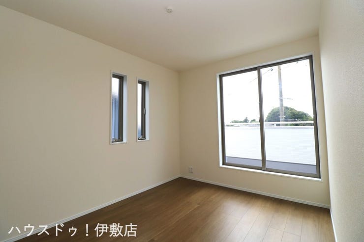 西伊敷６丁目 新築戸建 【洋室6帖】
掃き出し窓付きの洋室で、部屋の奥まで光が入りやすい洋室です
