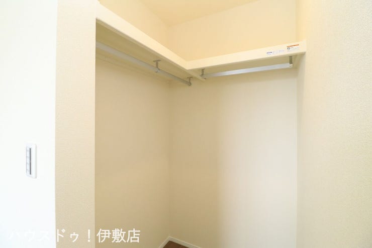 西伊敷６丁目 新築戸建 【ウォークインクローゼット】
ハンガーパイプが2ヶ所ついており、かける収納が可能です