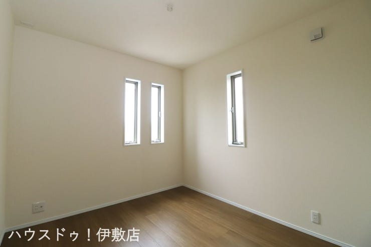 西伊敷６丁目 新築戸建 【洋室4.8帖】
二面に窓があるため一日中安定した明るさが保てます。腰高窓なので家具の配置もしやすく模様替えも楽しめそうです。
